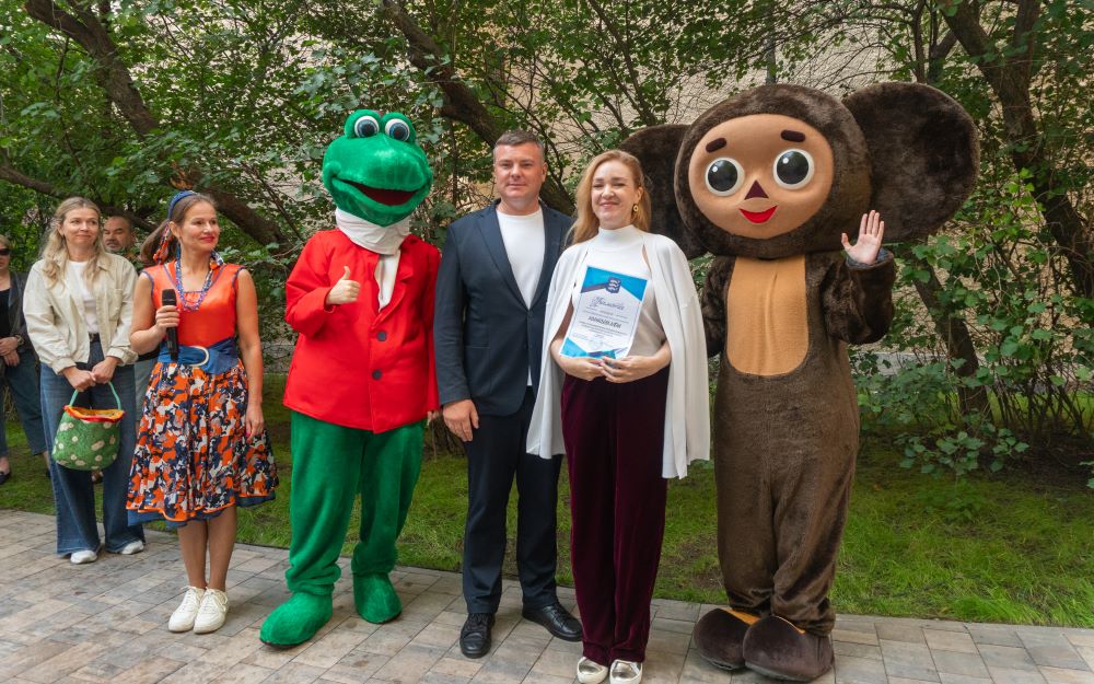Детскую площадку с новым игровым комплексом торжественно открыли в преддверии Дня знаний